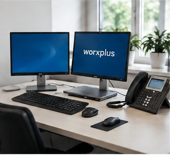 Vollständig eingerichteter IT-Arbeitsplatz mit zwei Monitoren, Tastatur, Maus und Telefon